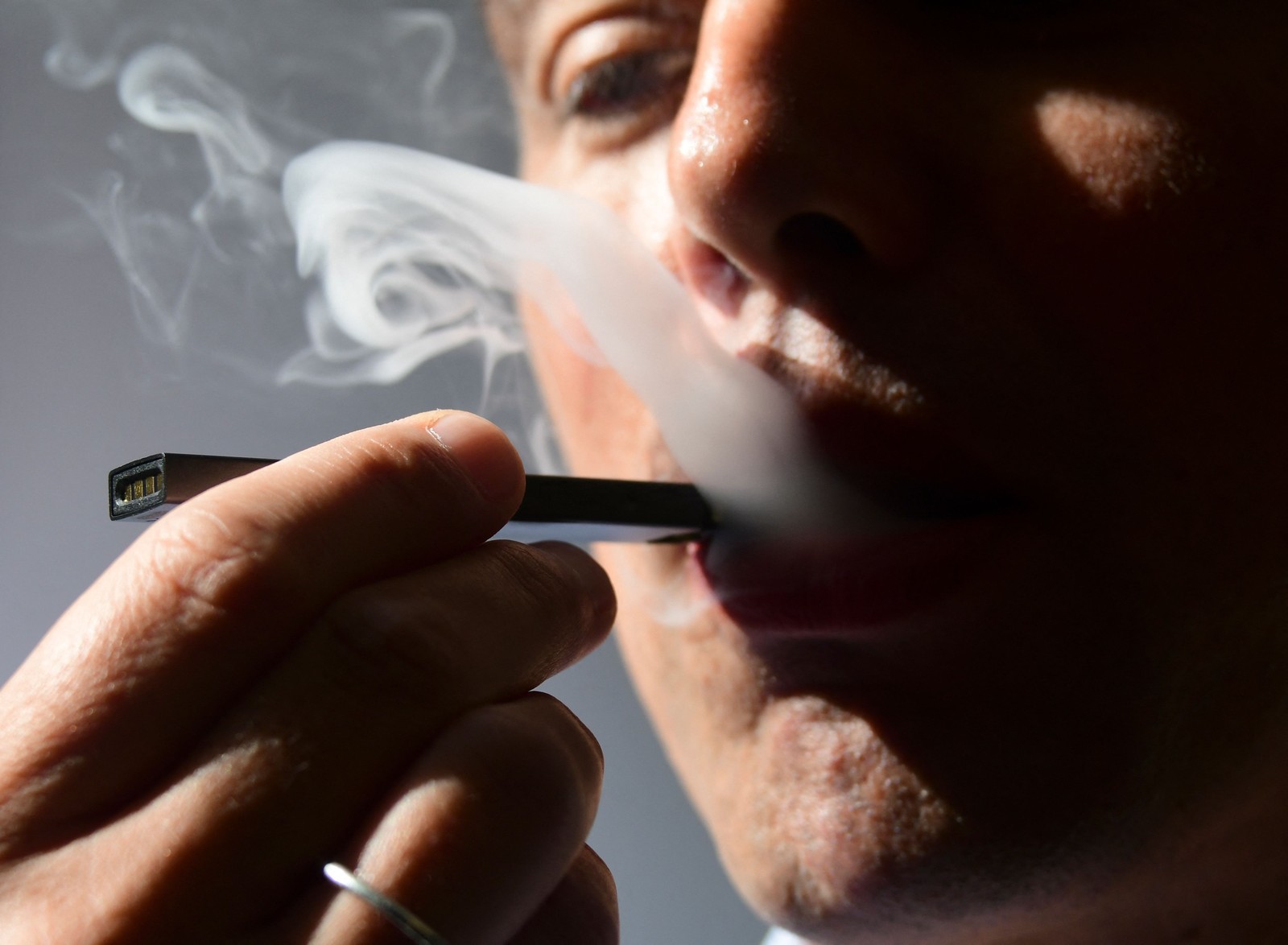 Cigarro eletrônico. — Foto: EVA HAMBACH / AFP