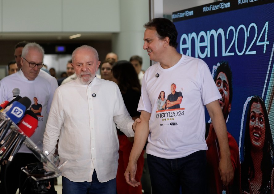 O presidente Lula e o ministro da Educação, Camilo Santana