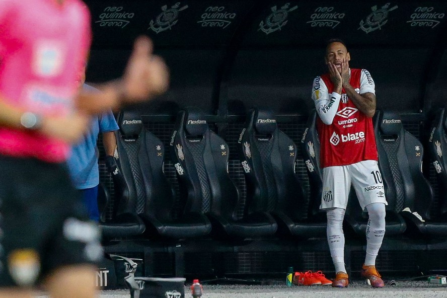 Neymar ficou apenas no banco em Corinthians x Santos