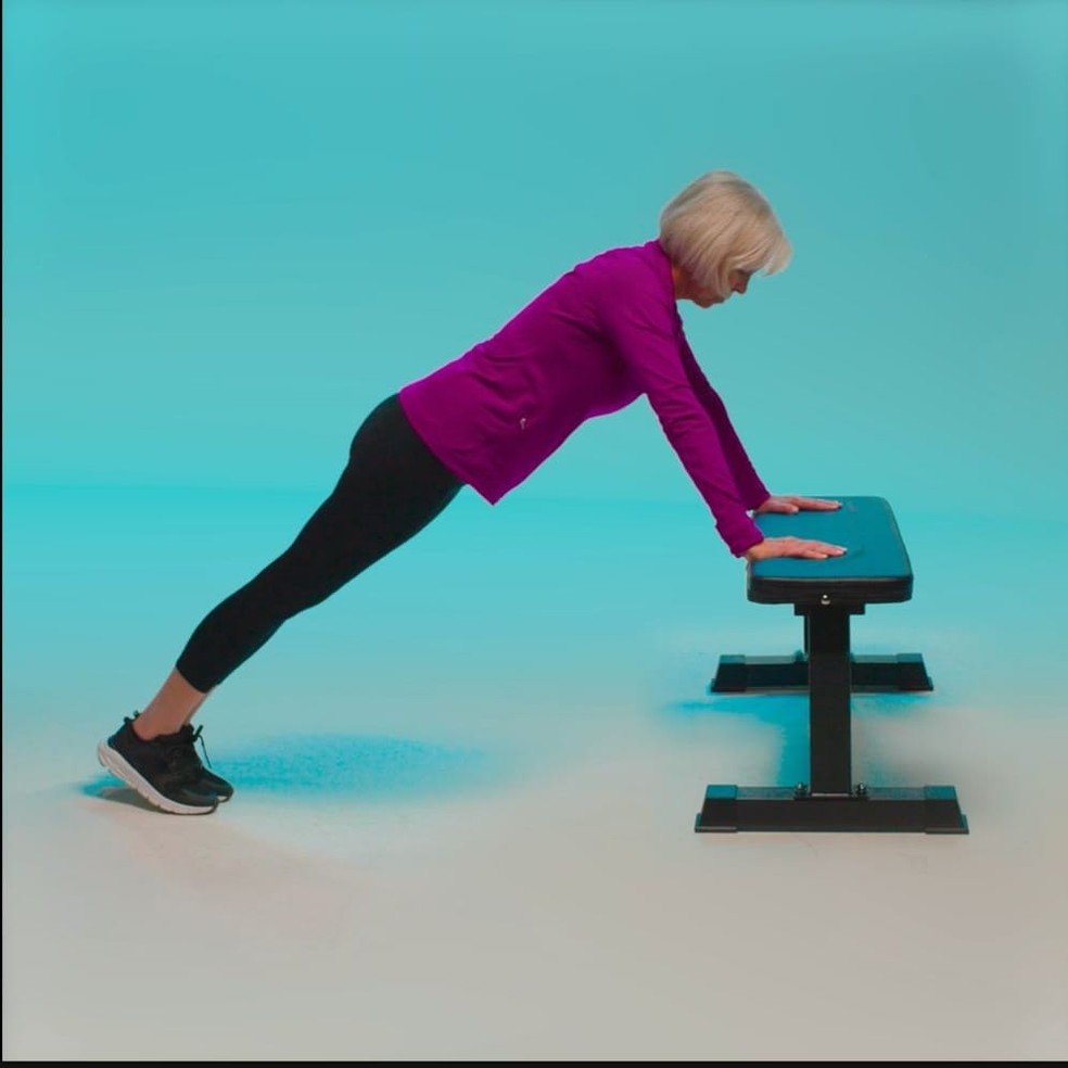 Incline push-ups — Photo: The New York Times / Theodore Tae