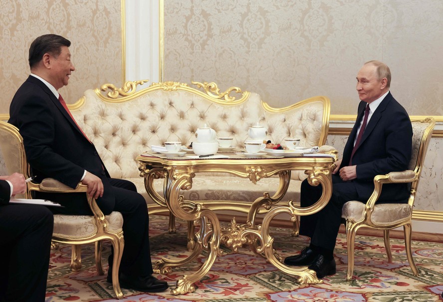 Putin e Xi reforçam aliança contra o Ocidente, enquanto Ucrânia acusa ...