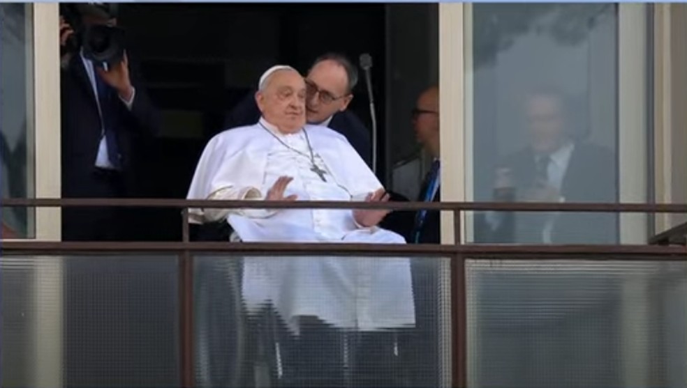 Papa Francisco em primeira aparição pública após mais de um mês internado — Foto: Reprodução/Vatican News