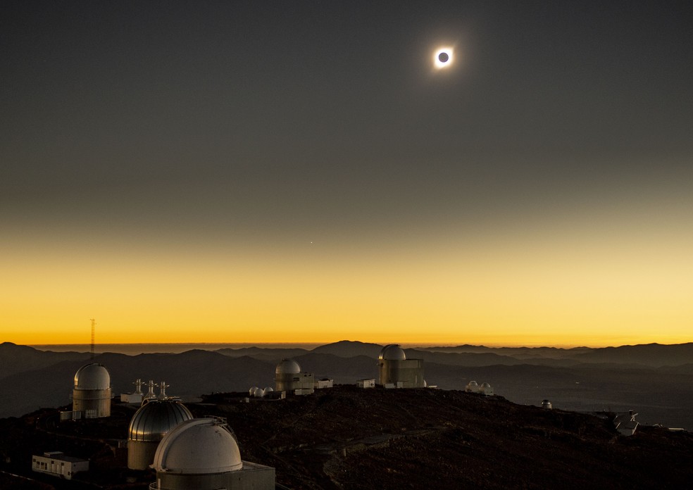 Para tirar foto do eclipse solar, é preciso usar filtros específicos — Foto: Martin Bernetti/AFP