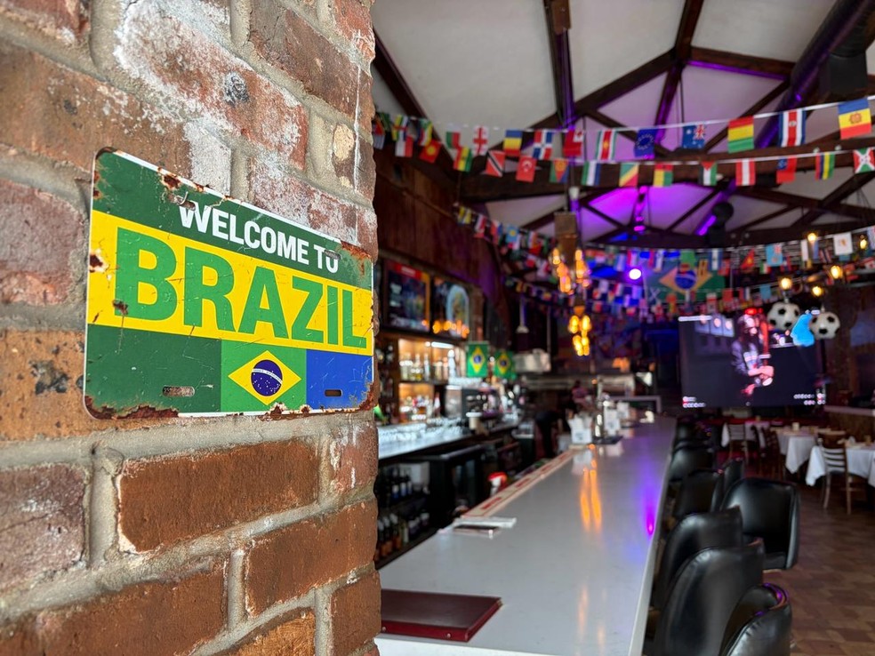 Bar dá as boas-vindas com as cores e o nome do Brasil em Ironbound, Newark, em Nova Jersey — Foto: Rafael Oliveira