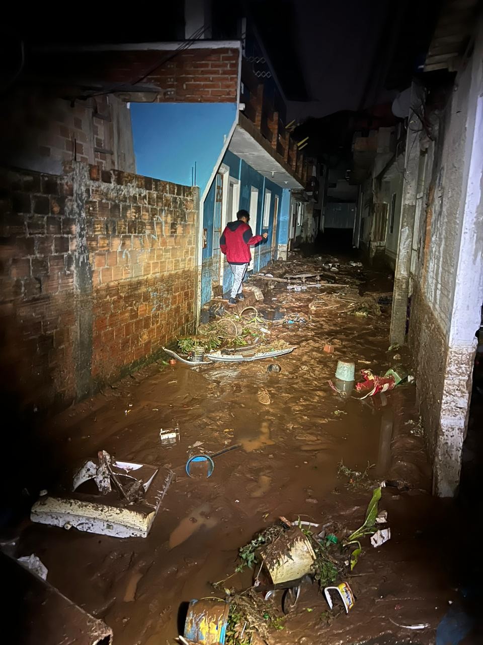 Reservatório de água rompe e inunda casas em Florianópolis — Foto: Divulgação Bombeiros