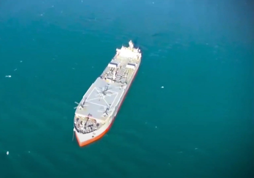Uma espécie de porta-helicópteros, o navio tem  228 metros de comprimento e 42 metros de largura — Foto: Reprodução/Youtube