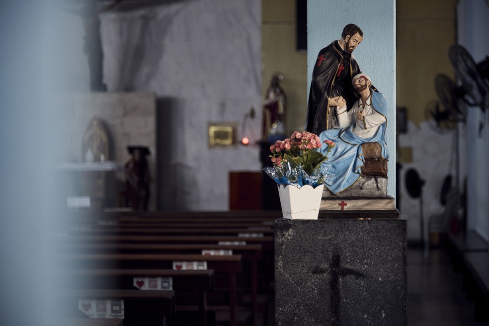 Detalhes da Igreja Matriz Nossa Senhora das Graças, em Campo Grande. Funcionários do local contam que o cônego Luiz Carlos Pereira, exorcista pelo Vicariato Episcopal de Campo Grande, benzeu as paredes com água benta e óleo há aproximadamente um ano e, ainda assim, a cruz permanece visível nos mármores e paredes. Luiz costuma atender fiéis em busca de orientação espiritual nessa Igreja. Foto: Marina Calderon / Agência O Globo. — Foto: Marina Calderon
