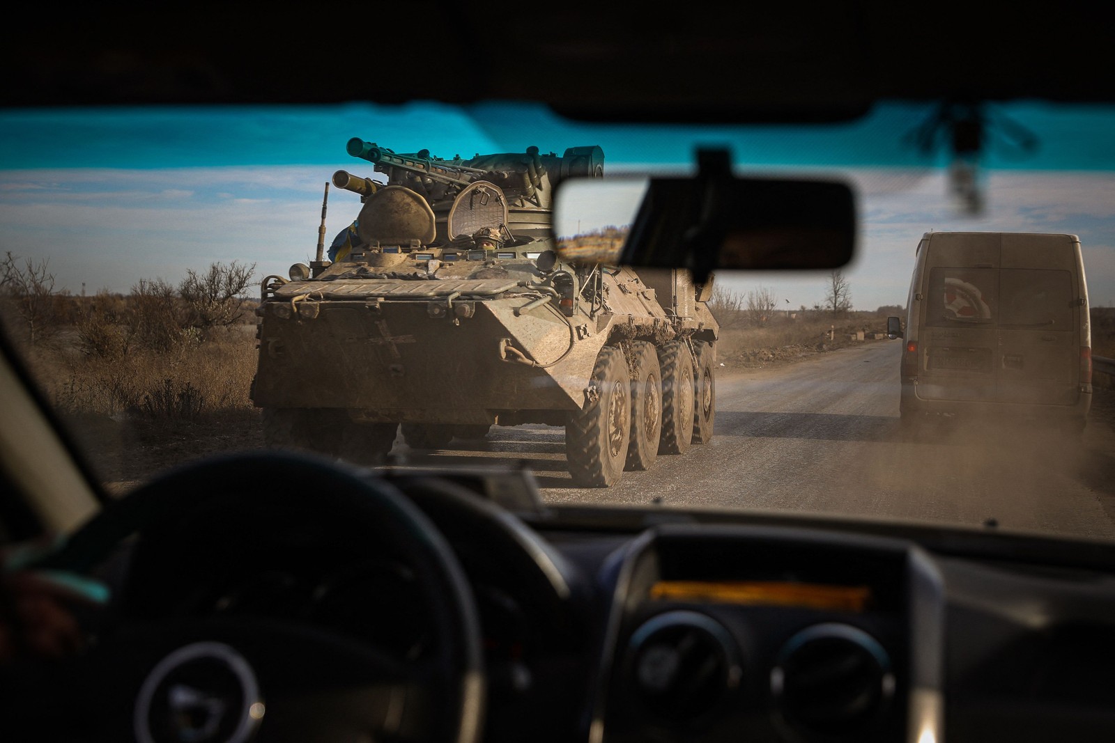 Blindado para transporte de pessoa é visto na estrada perto de Bakhmut, na região de Donetsk, Ucrânia — Foto: ANATOLII STEPANOV/AFP
