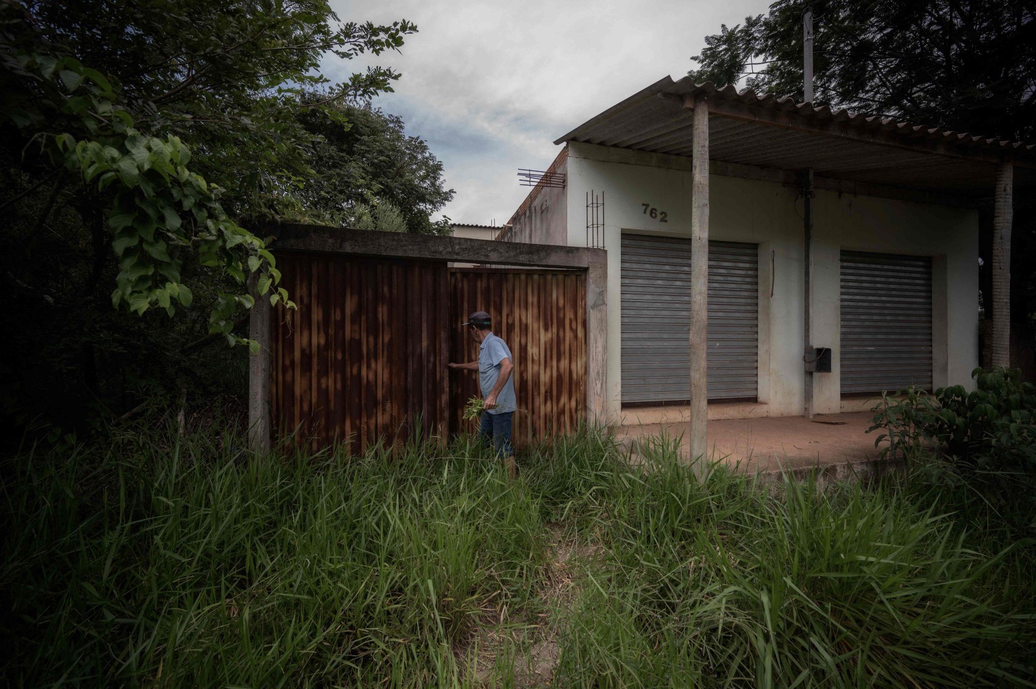 Abandoned houses and one street in Cachoeira Park, an area affected by mud from the Vale Dam in Brumadinho, Minas Gerais, Brazil on January 19, 2024 — Photo: Douglas Magno/AFP