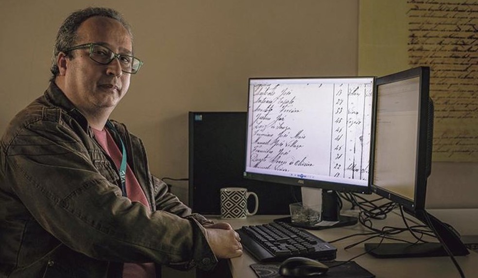 Historiador e paleógrafo Joelton Batista — Foto: Agência O Globo/Guito Moreto