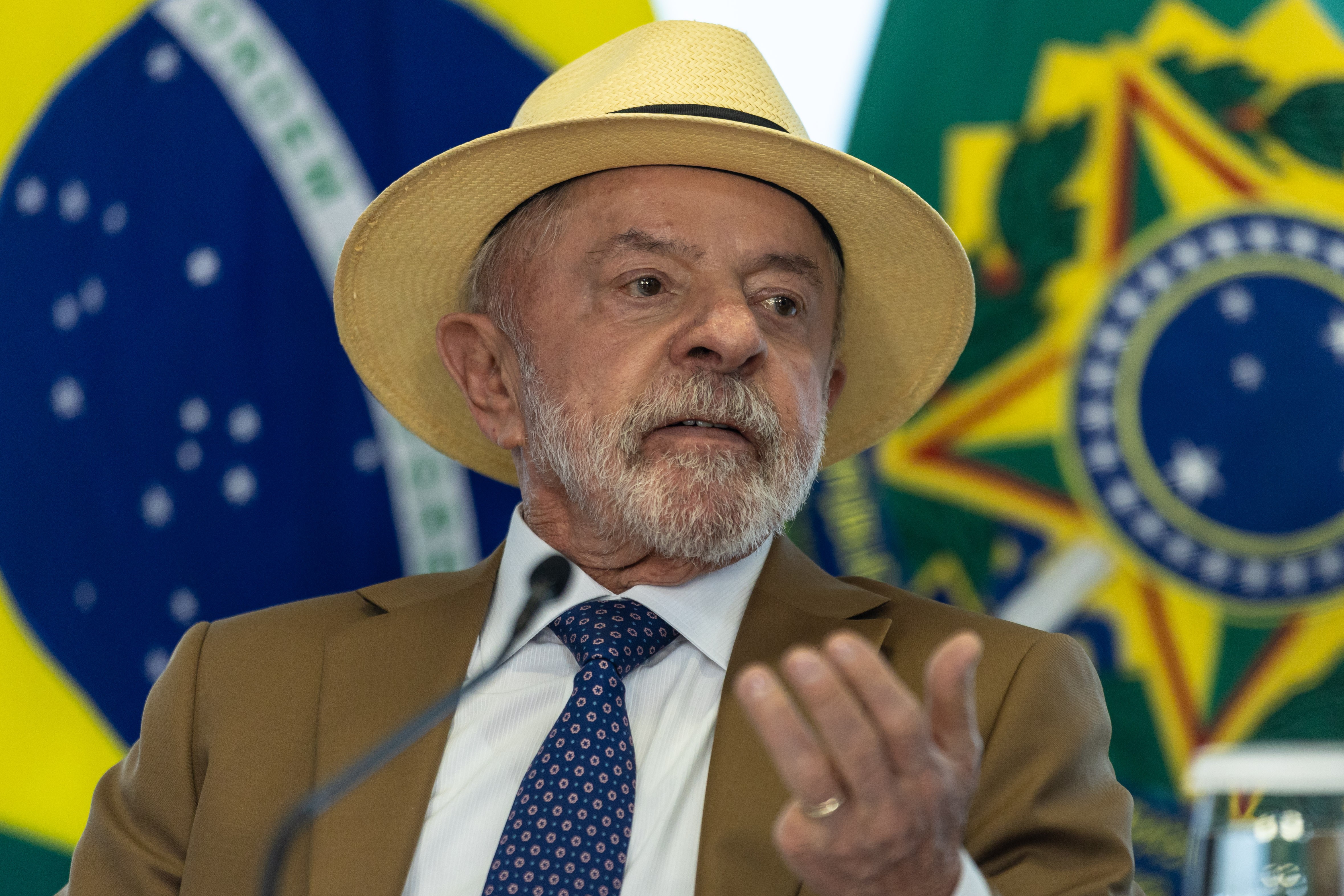 Lula visita centro industrial da Marinha e diz que vai 