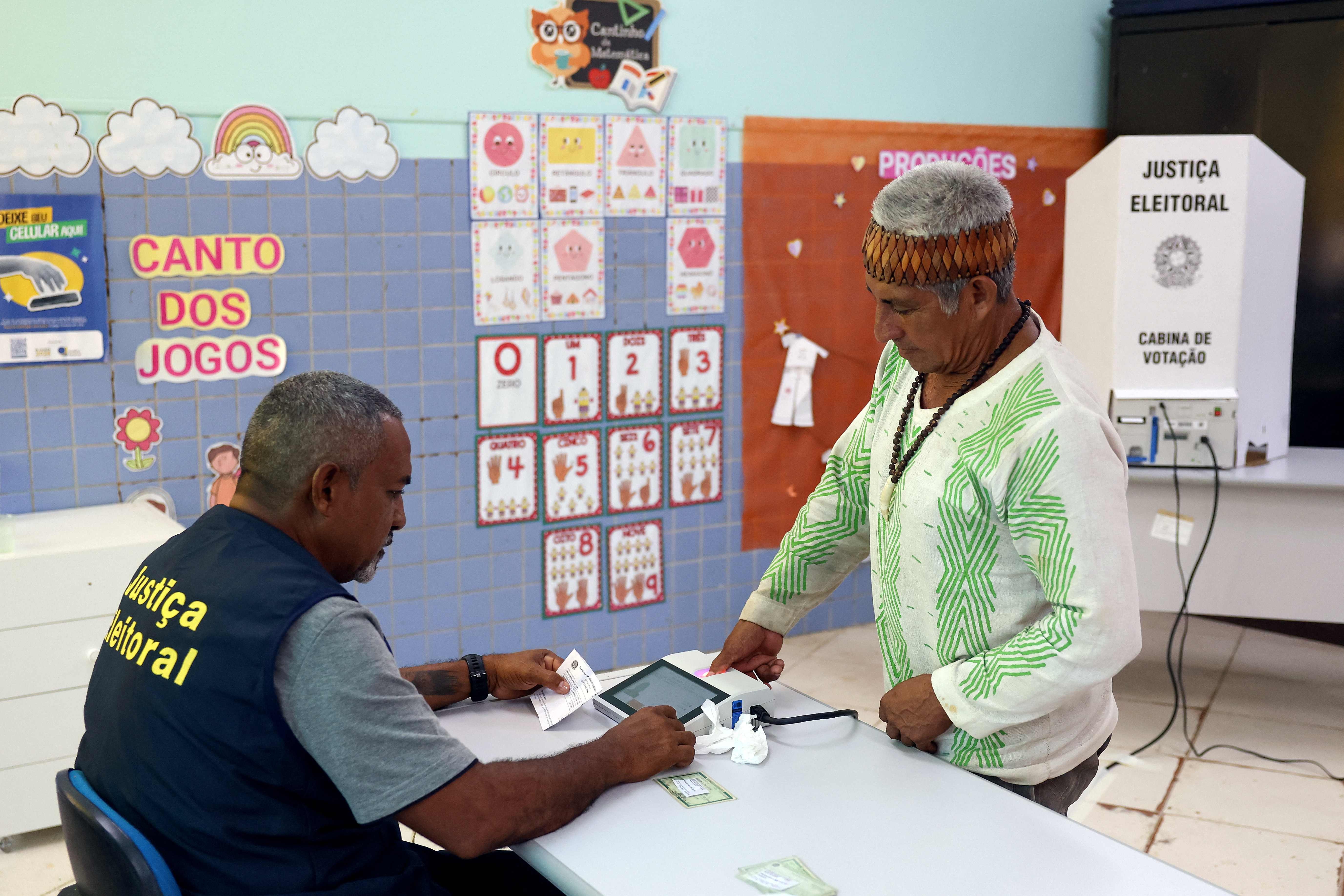 Após dificuldades no primeiro turno, Justiça determina plano de transporte para que indígenas consigam votar na eleição