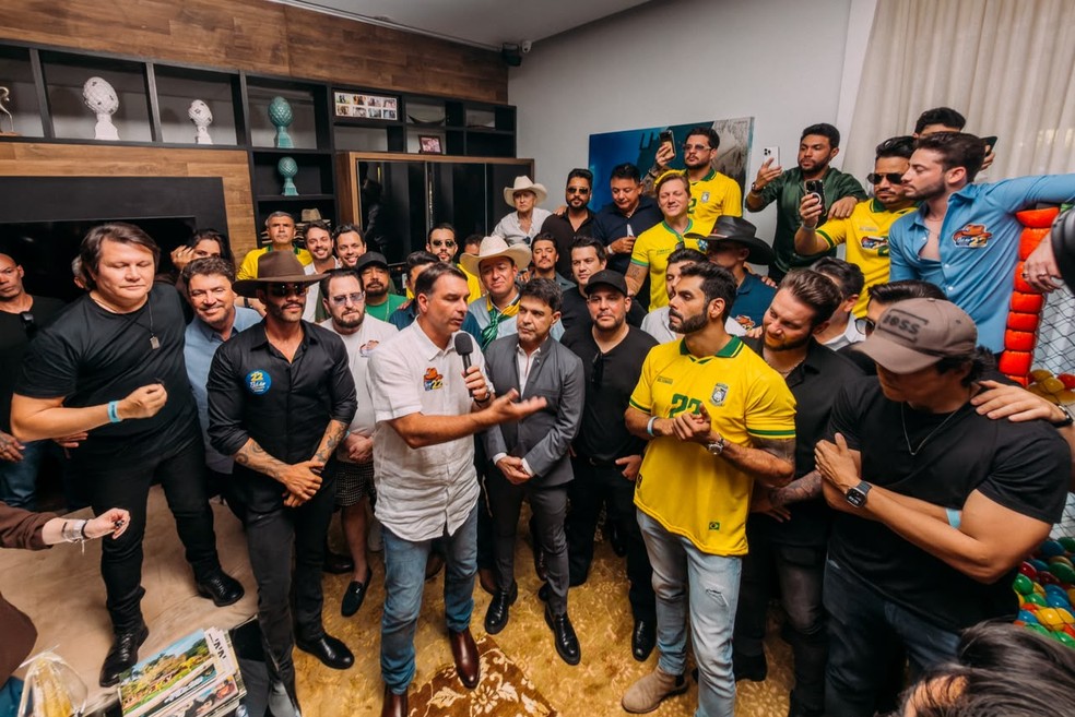 Flávio em evento com sertanejos — Foto: Breno Alves