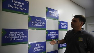 Mensagens da campanha também estão penduradas nas paredes — Foto:  Cristiano Mariz/O Globo