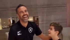 Torcedor mirim do Botafogo faz pedido, e Artur Jorge promete não atender ligação de Cristiano Ronaldo