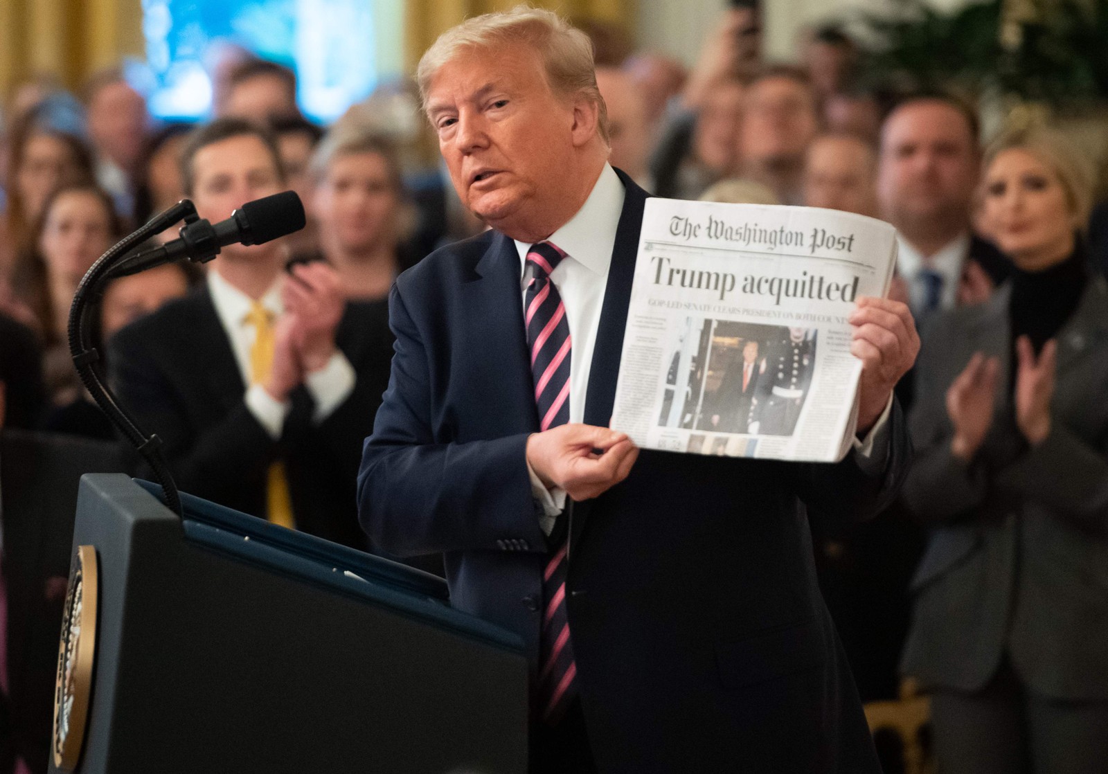 Trump mostra a primeira página do Washington Post, com o resultado de sua absolvição no processo de impeachment no SenadoAFP - 06/02/2020