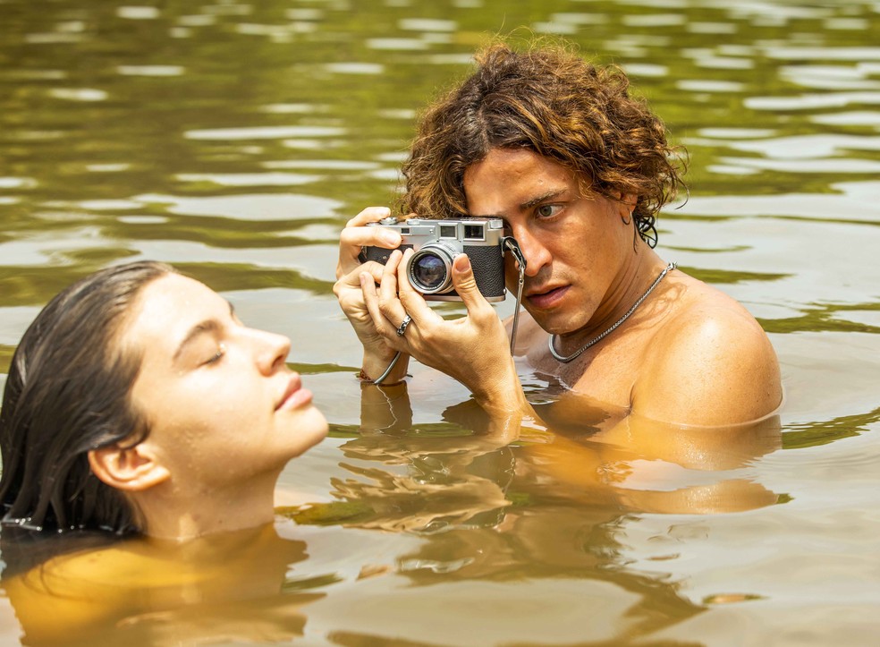 Jesuíta Barbosa e Alanis Guillen em cena da novela "Pantanal" — Foto: Globo/João Miguel Júnior
