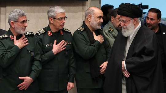 Líder supremo do Irã diz que população 'deveria rezar pela saúde' do presidente Raisi