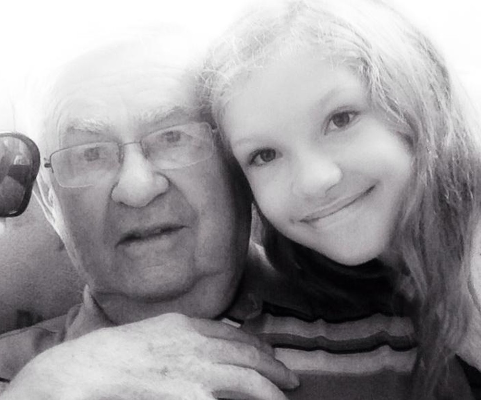 Livia Voigt e o avô Werner Ricardo Voigt, em 2015 — Foto: Reprodução/Redes sociais