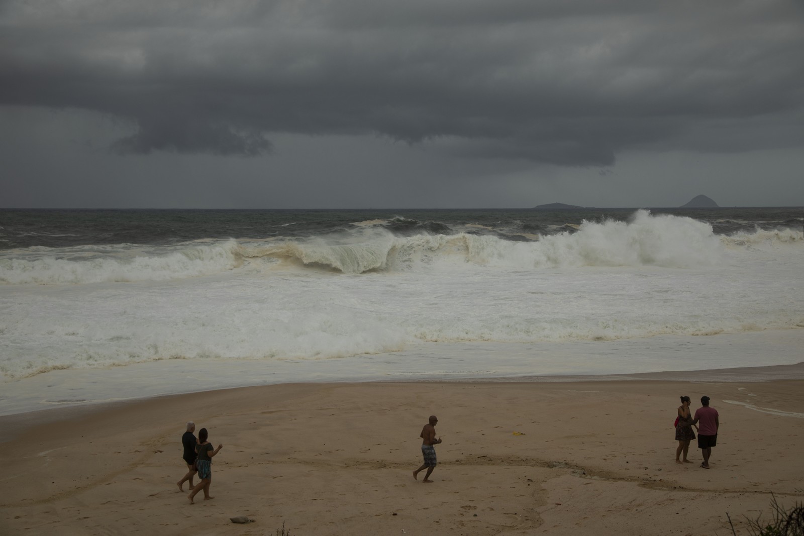 Segundo meteorologistas, ondas entre 2,5 e 3,5 metros atingem o litoral fluminense — Foto: Ana Branco