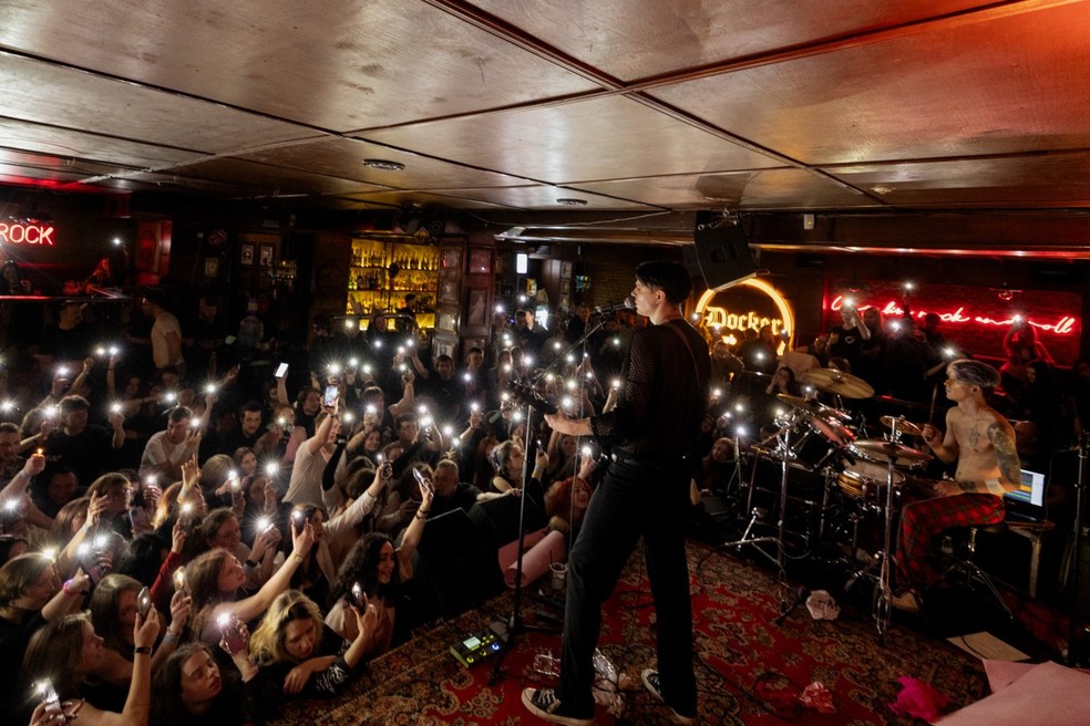 A banda punk-rock Susidy Sterpliat se apresenta em um pub em Vinnytsia, em 22 de março de 2025, em meio à invasão russa da Ucrânia — Foto: TETIANA DZHAFAROVA / AFP