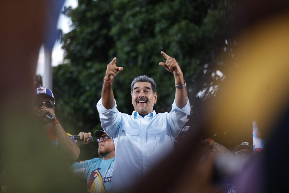 Presidente venezuelano, Nicolás Maduro, gesticula durante um comício para defender a alegada vitória nas eleições presidenciais em Caracas em 17 de agosto de 2024 — Foto: STRINGER/AFP