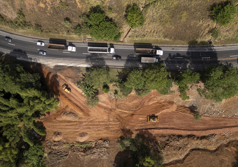 Operários já trabalham na pista de subida da Serra das Araras, com cortes de árvore e terraplanagem; trecho servirá de base para a duplicação — Foto: Márcia Foletto