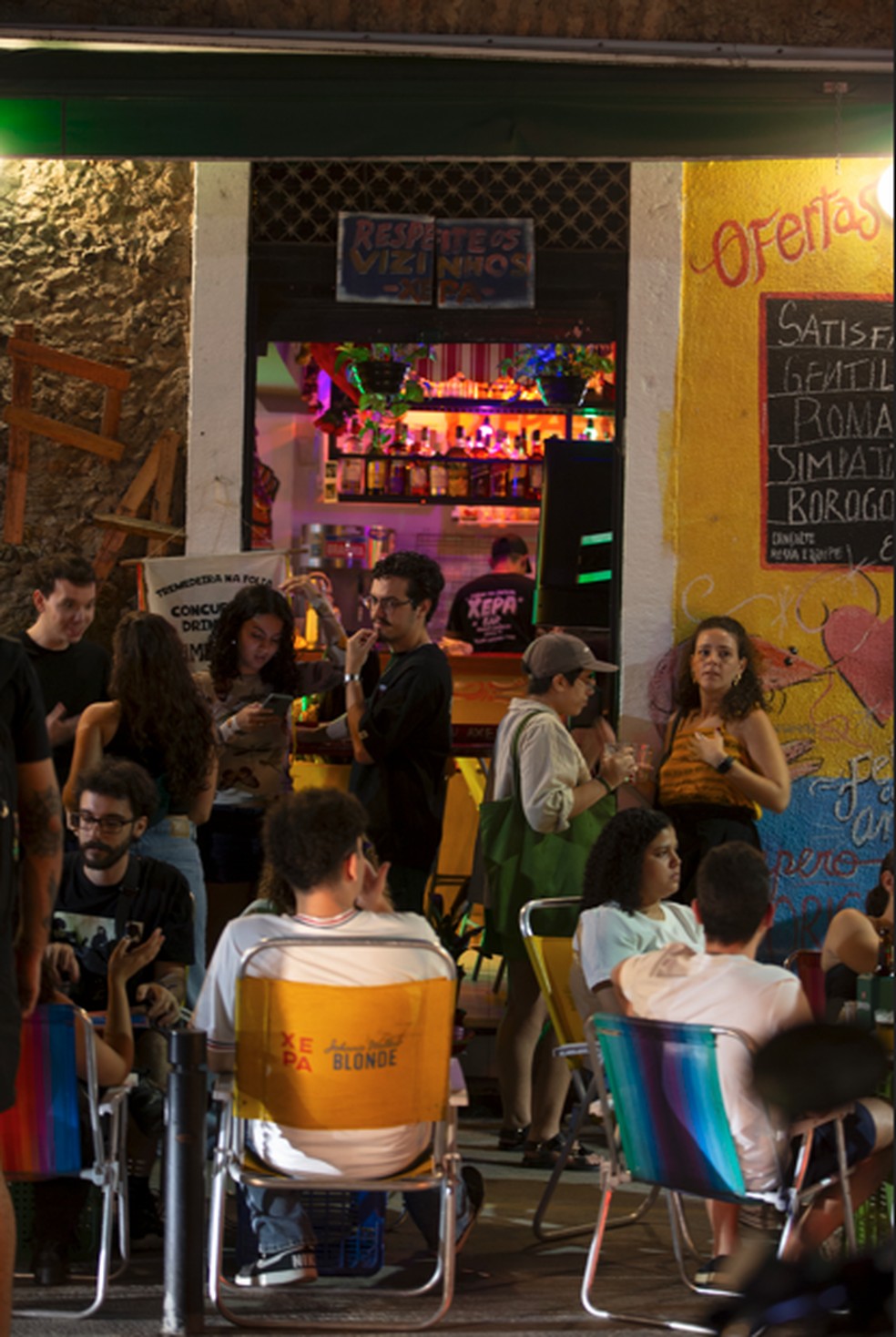 Respeite os vizinhos. Placa no Xepa Bar serve para orientar os frequentadores — Foto: Divulgação