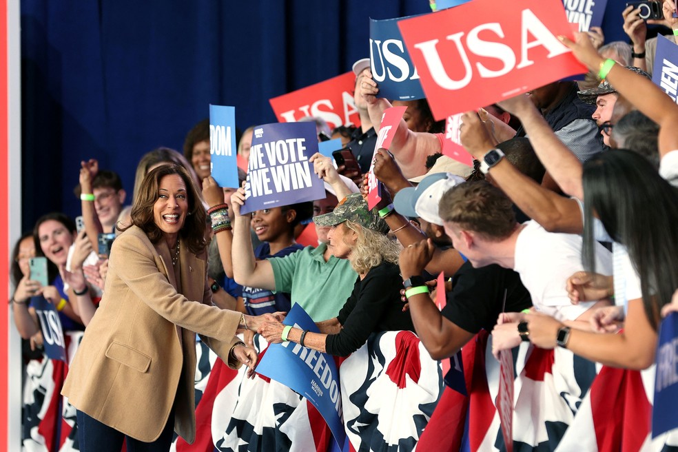 Kamala cumprimenta eleitores na Carolina do Norte, em comício no sábado — Foto: Justin Sullivan/Getty Images/AFP