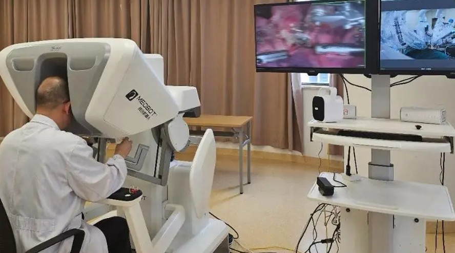 Médico opera câncer no pulmão de paciente a 5 mil km de distância com ...