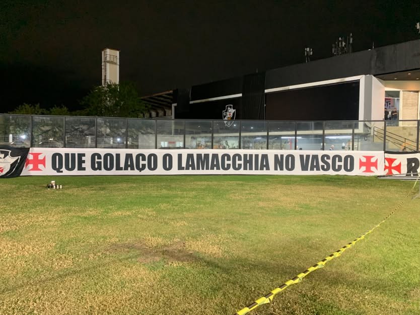 Torcida do Vasco ergue faixa em São Januário exaltando negociação da SAF: 