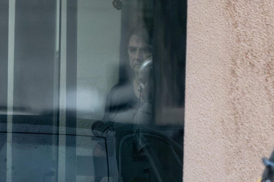 Bolsonaro é visto ao se despedir da mulher na sede da PF, após o ministro Alexandre de Moraes permitir a entrada de familiares e médicos