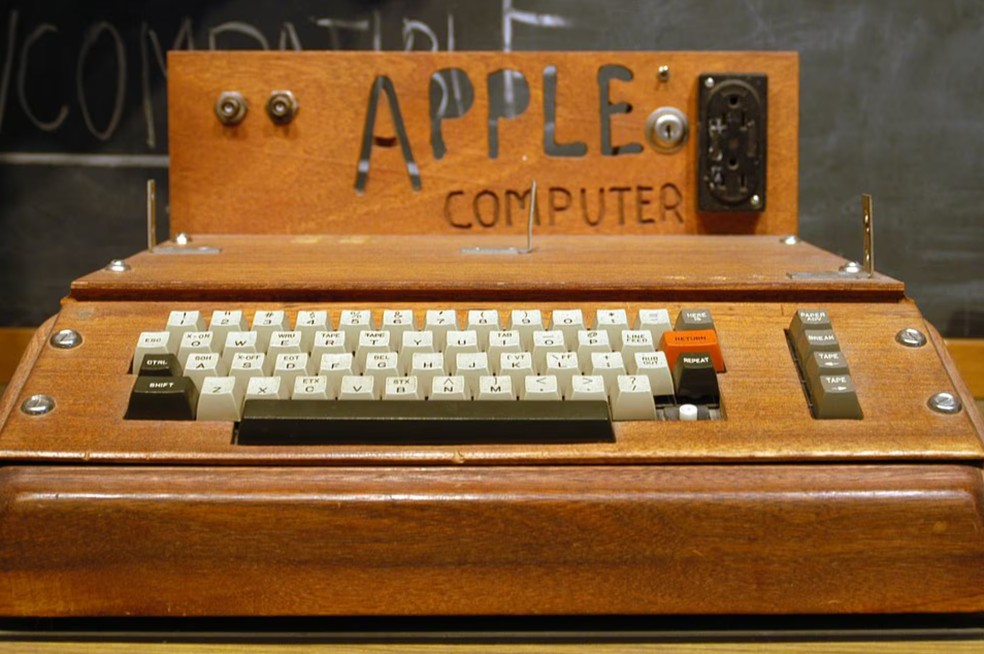 Apenas 200 computadores Apple I foram fabricados, sendo um dos primeiros computadores pessoais e pioneiro na combinação de teclado e monitor — Foto: Wikipédia