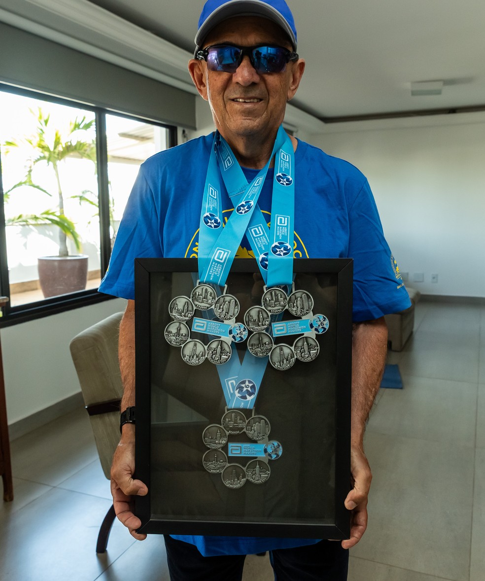 Nilson Lima exibe as três mandalas das Six Majors, as seis lendárias maratonas do planeta (Berlim, Boston, Chicago, Londres, Nova York e Tóquio; em 2025, Sydney passou a integrar o grupo; Nilson já correu por lá). — Foto: Ávila Campos/ O Globo