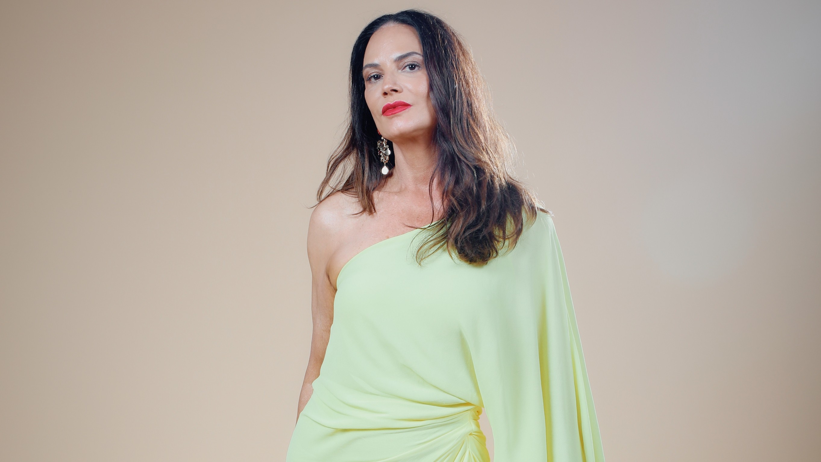 Luiza Brunet revisita abusos, fama e violência de gênero em 
