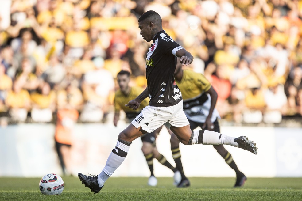De pênalti, Raniel marcou o gol da vitória vascaína sobre o Criciúma em 2022 — Foto: Daniel RAMALHO/CRVG