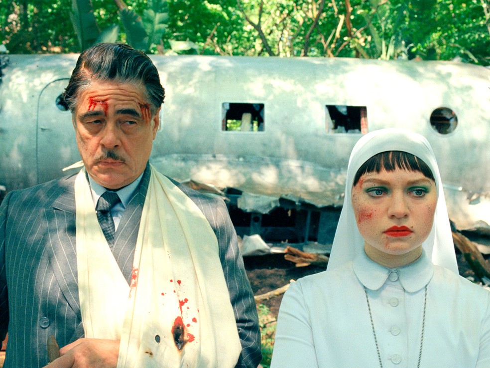 Benicio del Toro e Mia Threapleton em cena de 'O esquema fenício', de Wes Anderson — Foto: Divulgação