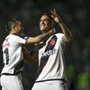 Pumita Rodríguez, do Vasco, comemora gol de empate contra Athletico, e abraça estreante Jean David - Guito Moreto - Ag O Globo