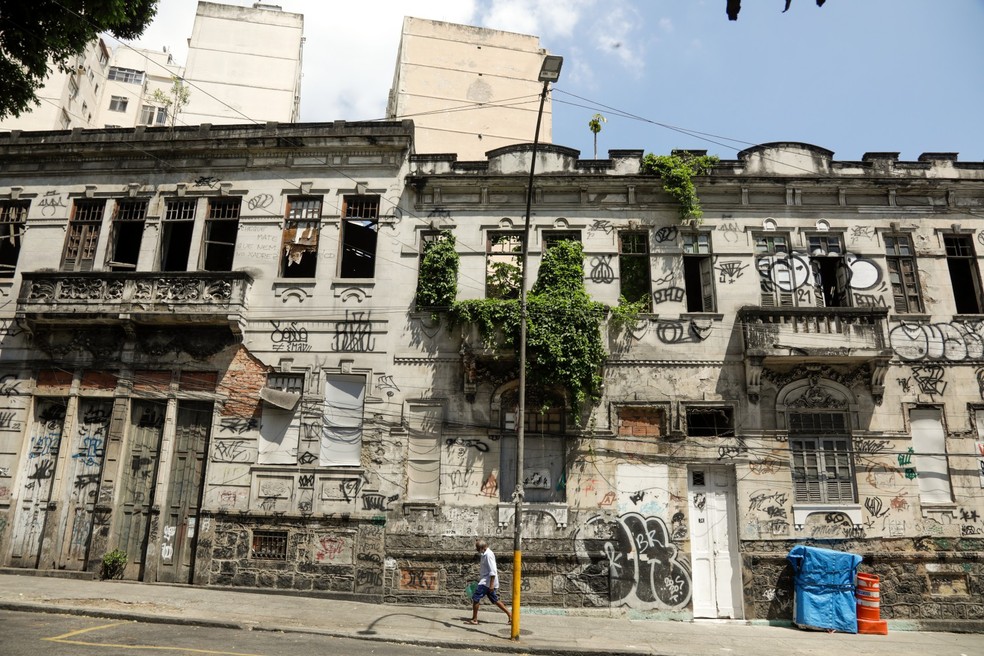 O casarão abandonado e sem teto, da rua Carlos Sampaio, na Lapa. — Foto: Gabriel de Paiva/ Agência O Globo