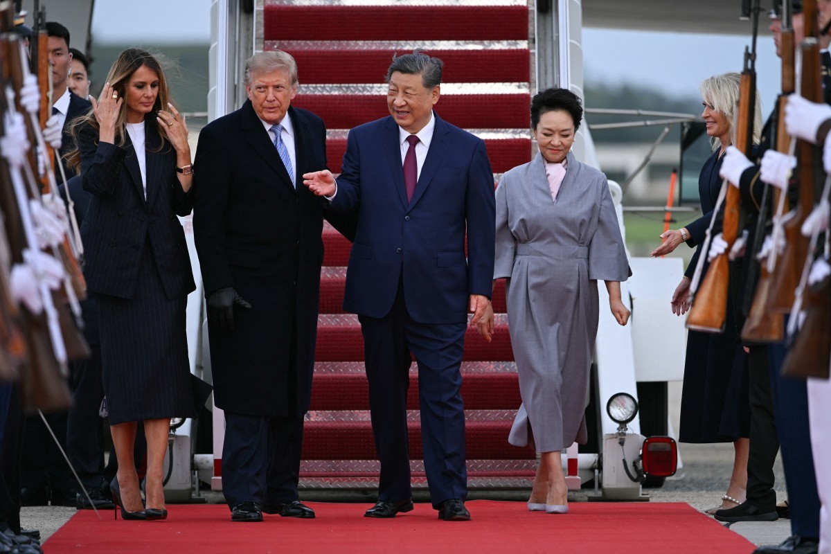 Xi Jinping é recebido por Trump ao chegar aos EUA; entenda por que boas-vindas em aeroporto é tão rara - Foto