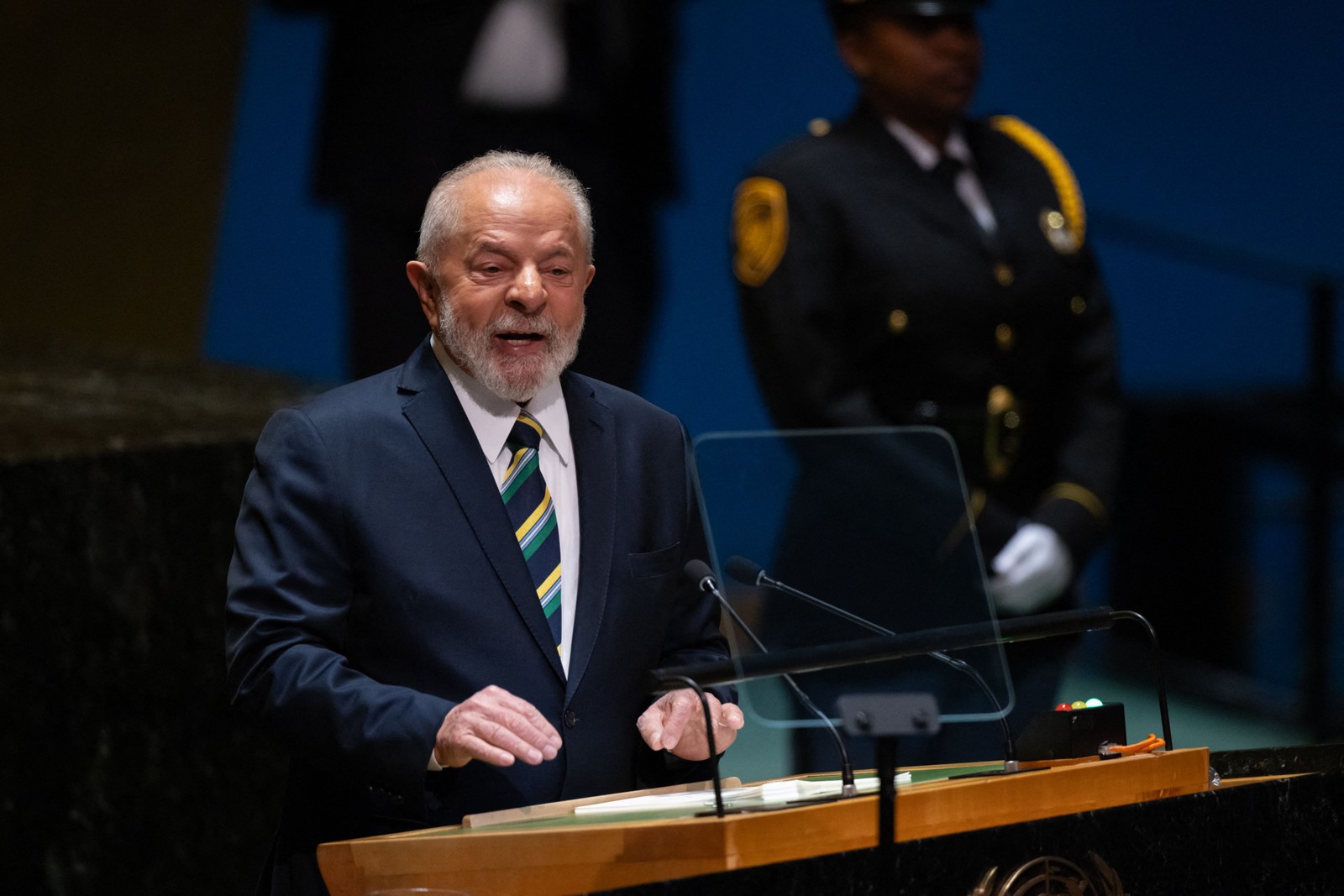 O presidente Luiz Inácio Lula da Silva do Brasil discursa na 78ª sessão da Assembleia Geral das Nações Unidas — Foto: Adam Gray / GETTY IMAGES NORTH AMERICA / Getty Images via AFP
