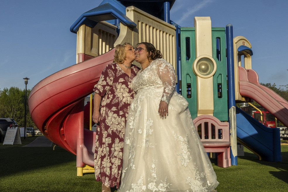 Kylie Augustine Rice (dir.) e sua mãe, Amber Friesen, posam para fotos antes de seu casamento durante o eclipse solar em Russellville, Arkansas — Foto: Alex Kent/The New York Times