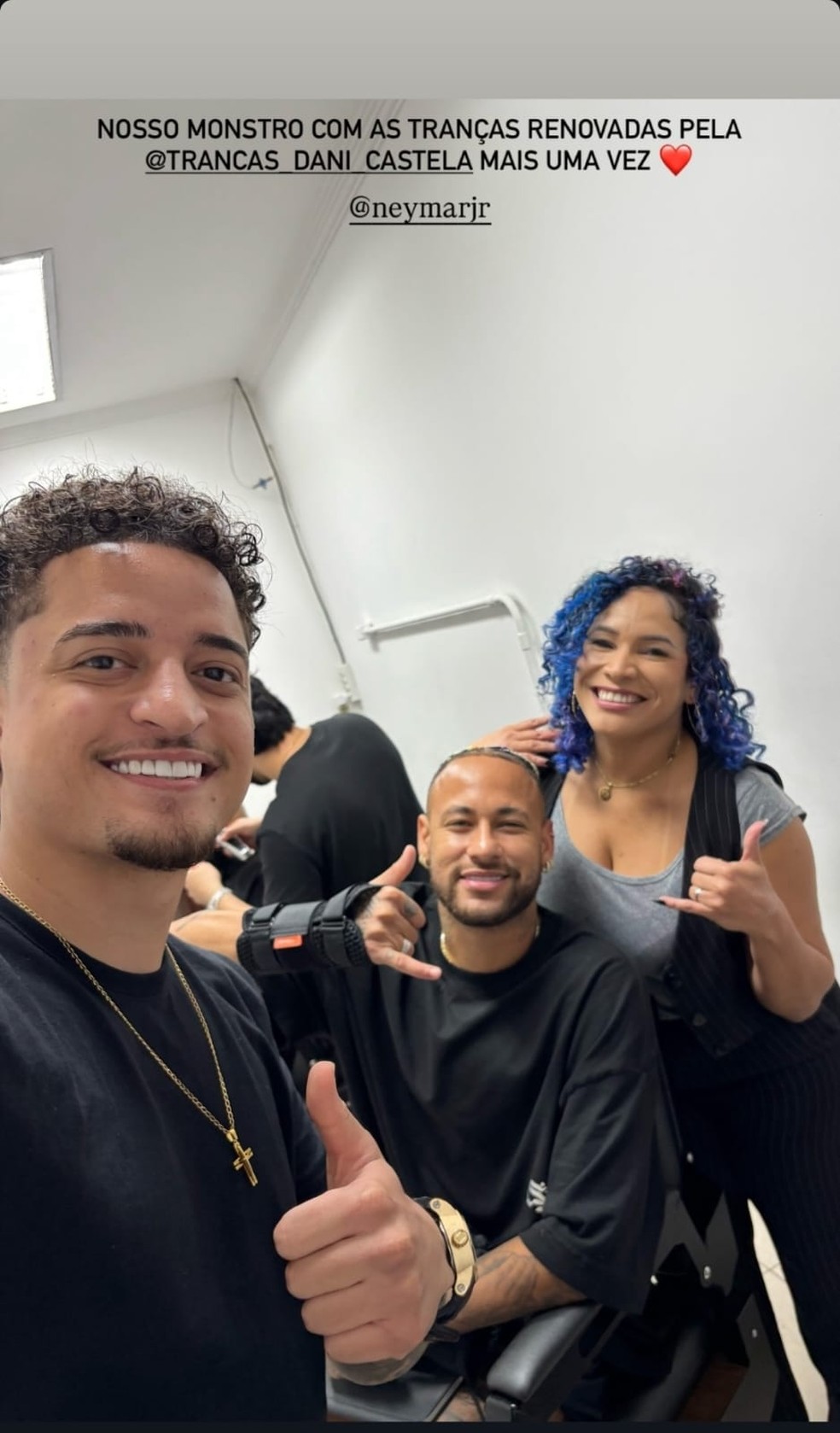 Trancista Dani Castela e barbeiro Yuri retocam cabelo de Neymar — Foto: Instagram