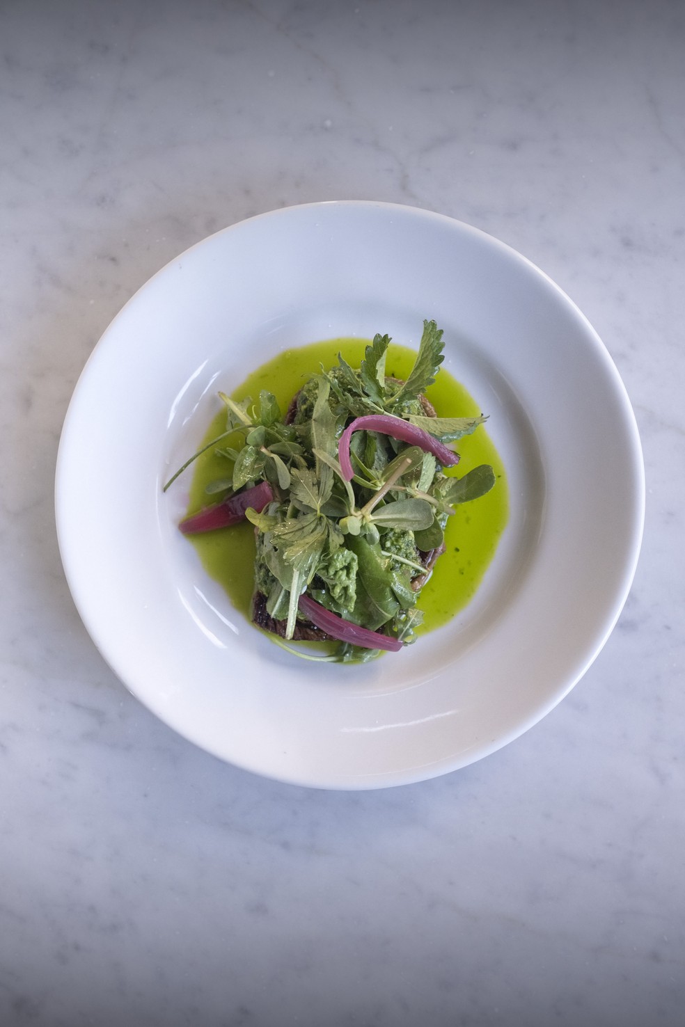 Língua fatiada e grelhada, servida com um caldo verde e salada no Trecca-Roma, restaurante no bairro de Garbatella, em Roma — Foto: Massimo Berruti/The New York Times
