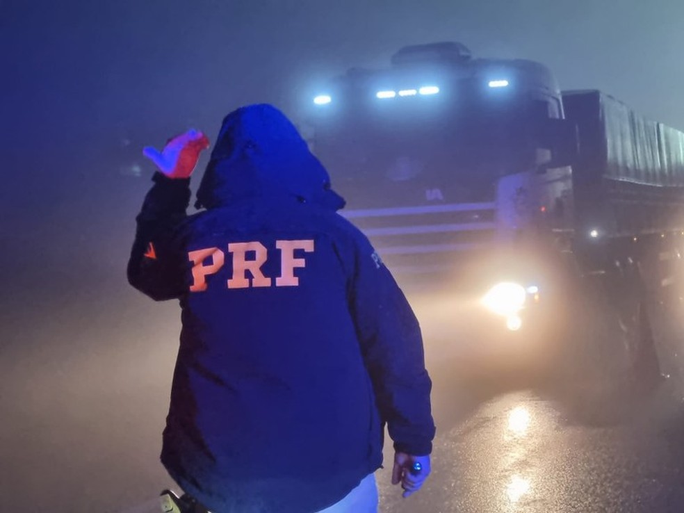 Engavetamento na BR-277 com 128 veículos: laudo da PRF indica que 2 km antes do acidente havia placas alertando sobre neblina — Foto: Divulgação PRF