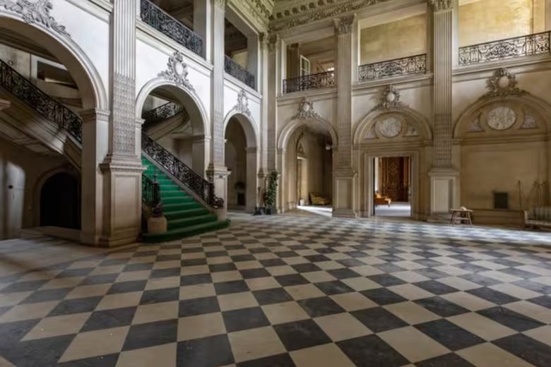 Uma mansão abandonada, avaliada em mais de 250 milhões de dólares, tem uma ligação surpreendente com o Titanic. — Foto: La Nacion