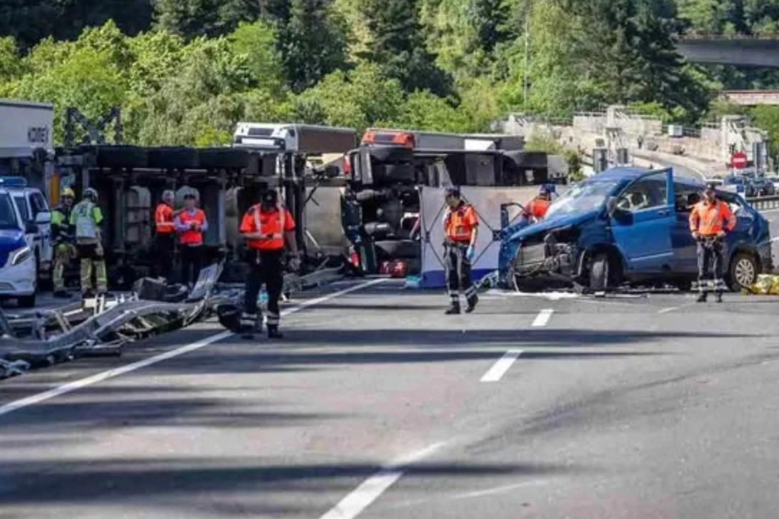 Cinco policiais morrem após colisão entre van e caminhão-tanque na Espanha