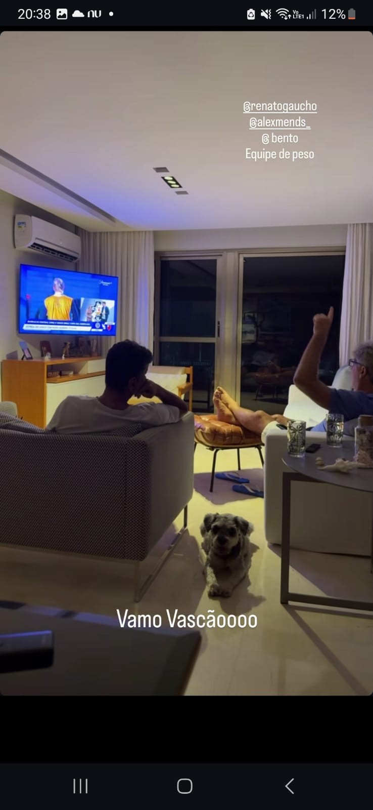 Filha mostra Renato Gaúcho acompanhando, de casa, estreia do Vasco na Sul-Americana