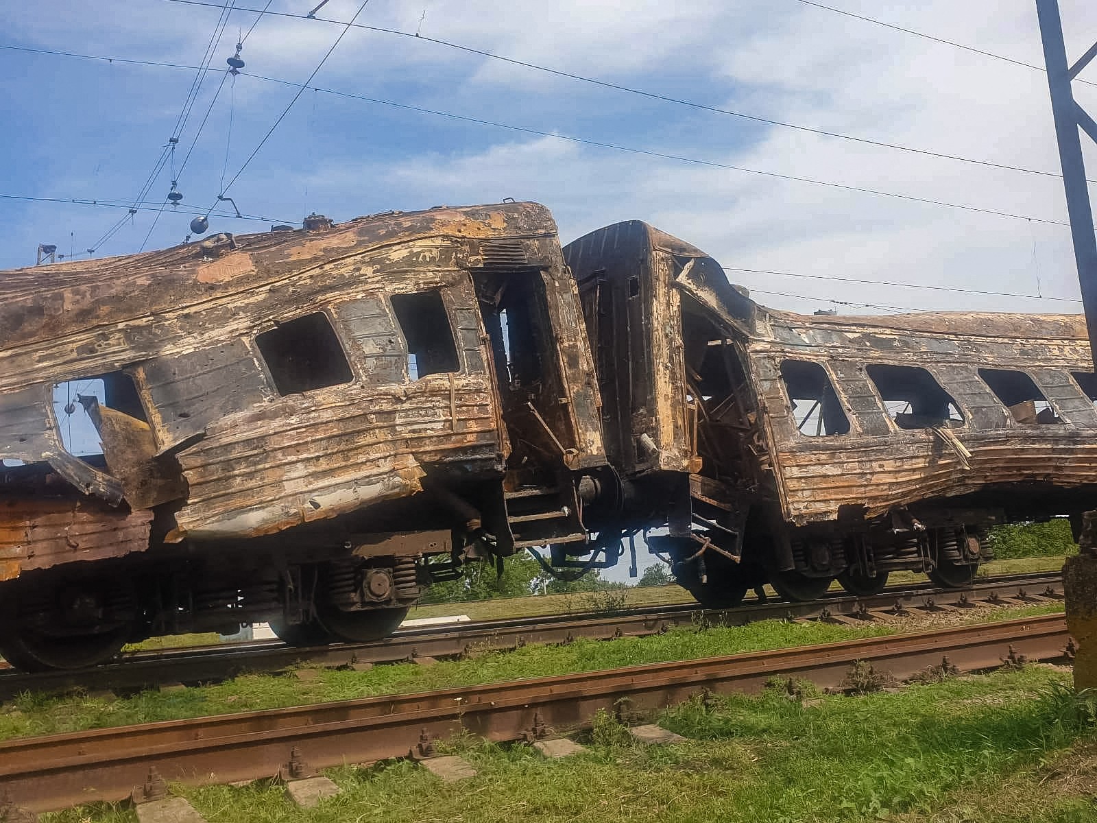 Trem é destruído após recente ataque aéreo russo em uma estação de trem na cidade de Chaplyne, região de Dnipropetrovsk, que matou, pelo menos, 25 pessoas  — Foto: HANDOUT / AFP