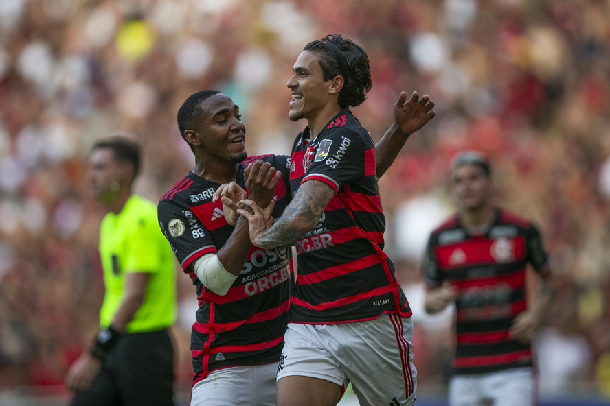 Lorran e Pedro comemorando gol do Flamengo